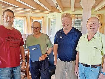 Ausgezeichnet für eine 60-jährige Treue zur CSU wurde der Nurner Otto Deuerling (Zweiter von links). Mit im Bild (von links) Markus Merkl, Jürgen Eckert und Josef Schuberth