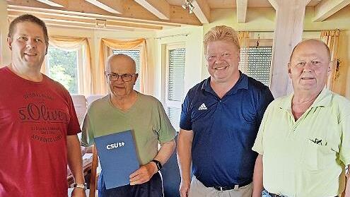 Ausgezeichnet für eine 60-jährige Treue zur CSU wurde der Nurner Otto Deuerling (Zweiter von links). Mit im Bild (von links) Markus Merkl, Jürgen Eckert und Josef Schuberth
