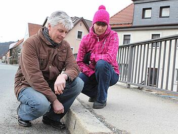 Horst Moser und Ute Becker vom Staatlichen Bauamt inspizieren die sanierungsbedürftige Brücke in Steinwiesen.