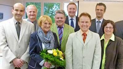 Die Sitzung des Gemeinderates war geprägt von Verabschiedungen, Vereidigungen und einer Vize-Bürgermeisterwahl (von links): Stephan Valtin, Manfred Röser, Heide-Marie Wimmer, Peter Friedel, Udo Döhler, Günter Ruppert, Florian Bertges, Nicole Bätz, Torsten Dohnalek. Foto: Lothar Weidner