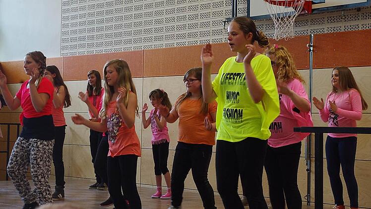 Die Tänzerinnen der Klassen 5 und 6 zeigten einen mitreißenden Zumba-Tanz. Foto: Heike Schülein