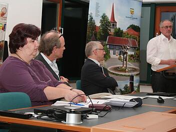 Günter Brehm (rechts) engagiert sich sehr im Helferkreis. Im Sitzungssaal berichtete er über seine Arbeit. Im Bild von links: Petra Kleineisel, Friedhelm Burgheim, Bürgermeister Helmut Lottes Foto: Evi Seeger