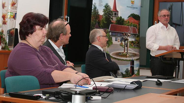 Günter Brehm (rechts) engagiert sich sehr im Helferkreis. Im Sitzungssaal berichtete er über seine Arbeit. Im Bild von links: Petra Kleineisel, Friedhelm Burgheim, Bürgermeister Helmut Lottes Foto: Evi Seeger