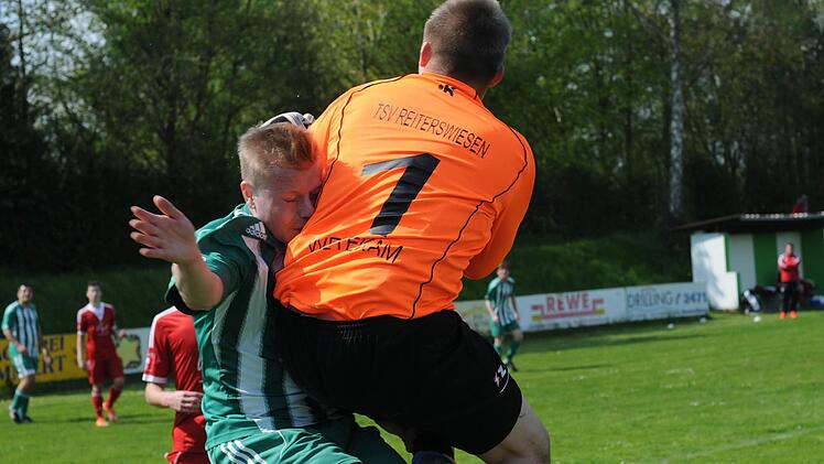 Keine Kompromisse: Reiterswiesens Torwart Jan Wetekam beim Frontalzusammenstoß mit einem Hammelburger Spieler. Foto: ssp