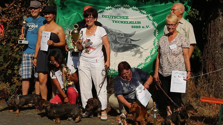 Siegerehrung mit den Kurzbein-Athleten (unten) und deren solzen Haltern. Rechts im Hintergrund Sektions-Vorsitzender Georg Härtel.  Foto: Klaus Klaschka