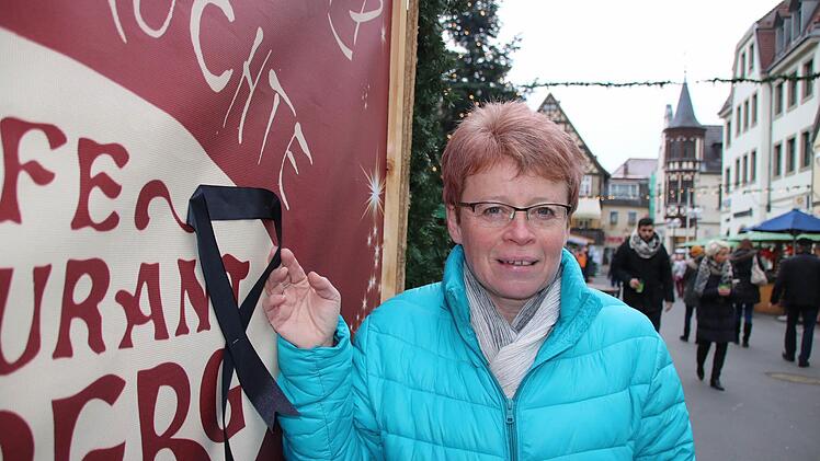 Birgit Rechtenbacher von "Pro Bad Kissingen" weist auf den Trauerflor an den Buden hin. Foto: Ralf Ruppert