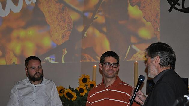 Jeremy Vernon (Mitte) wurde am Freitag in der Christuskirche Ebern von Pfarrer Bernd Grosser (rechts) und Thomas G&ouml;ttlicher (CVJM-Landesverband Bayern) als CVJM-Jugendsekret&auml;r eingef&uuml;hrt.Beate Dahinten