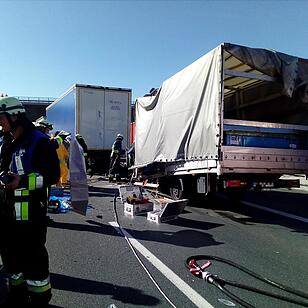 A6 bei Nürnberg: Kleintransporter fährt auf Stauende auf – Fahrer stirbt noch an Unfallstelle