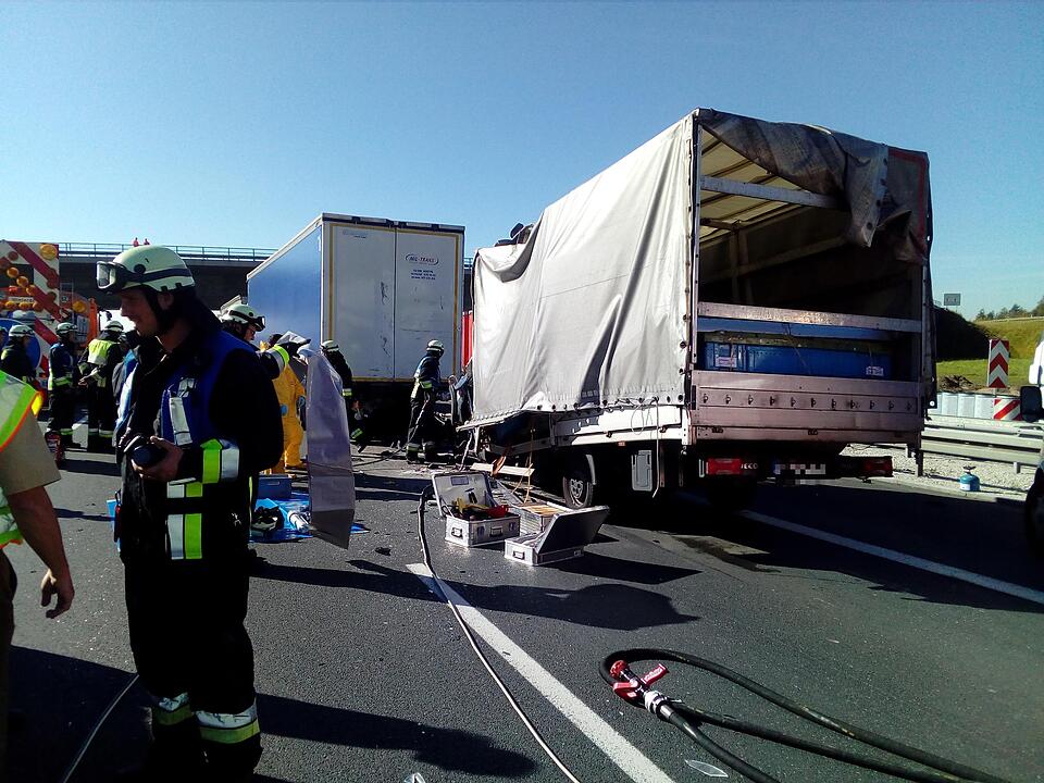 A6 bei Nürnberg: Kleintransporter fährt auf Stauende auf – Fahrer stirbt noch an Unfallstelle