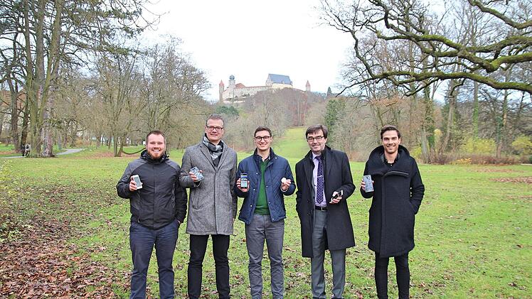 Testen den neuen elektronischen Stadtführer (von links): Eric Rösner, Andreas Kücker (beide Zukunft.Coburg.Digital), Jonas Knöffel, Markus Hoßfeld (Tourismusregion Coburg.Rennsteig), Domenique Dölz (Zukunft.Coburg.Digital) Foto: privat