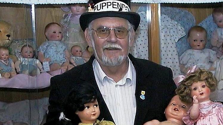Da fühlte er sich wohl: Peter Packert inmitten seiner großen Puppensammlung.