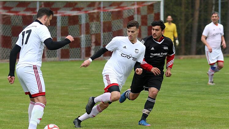 Ahmed Gasmi (links), der den SV Bosporus Coburg mit 1:0 in Front brachte, will Tunahan &Ouml;zer in Szene setzen. Der W&uuml;stenahorner Roberto Wei&szlig; versucht, Schritt (rechts) zu halten.  Fotos: Timo Geldner