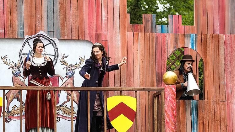 "Robin Hood" feierte Premiere als Familienstück auf der Coburger Freilicht-Bühne am Herzog-Alfred-Brunnen im Hofgarten.Foto: Henning Rosenbusch