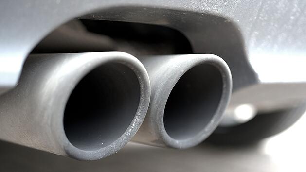 Erneut auffällige Abgasmesswerte. Mindestens 29 Autohersteller und 139 Modelle! Hunderte Millionen manipulierte Fahrzeuge könnten es sein, schätzt Ulf Böse, der als einer der führenden Anwälte für Massenschäden Spezialist für die Themen Abgasskandal und Diesel-Fahrverbot ist. (webandi/pixabay.com)