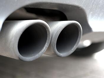 Erneut auffällige Abgasmesswerte. Mindestens 29 Autohersteller und 139 Modelle! Hunderte Millionen manipulierte Fahrzeuge könnten es sein, schätzt Ulf Böse, der als einer der führenden Anwälte für Massenschäden Spezialist für die Themen Abgasskandal und Diesel-Fahrverbot ist. (webandi/pixabay.com)