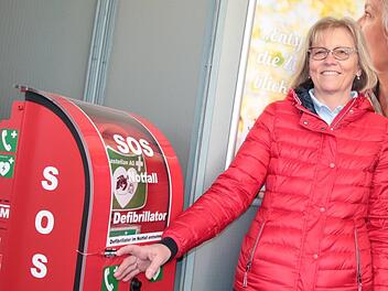 Marga Gerlach holte sofort den Defi in der VR-Bank und löste damit auch den Notruf aus.  Foto: Ralf Ruppert