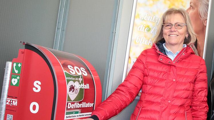 Marga Gerlach holte sofort den Defi in der VR-Bank und löste damit auch den Notruf aus.  Foto: Ralf Ruppert