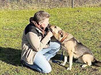 Betreuerin Karin Adelmann mit der sieben Jahre alten Mischlingshündin Leni beim Schmusen. Leni ist ein sogenannter Abgabehund, ihre früheren Besitzer fühlten sich überfordert.