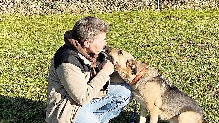 Betreuerin Karin Adelmann mit der sieben Jahre alten Mischlingshündin Leni beim Schmusen. Leni ist ein sogenannter Abgabehund, ihre früheren Besitzer fühlten sich überfordert.
