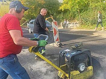 In der Coburger Straße wurden die Schachtabdeckungen durch Mitarbeiter einer Fachfirma saniert.