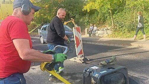 In der Coburger Straße wurden die Schachtabdeckungen durch Mitarbeiter einer Fachfirma saniert.