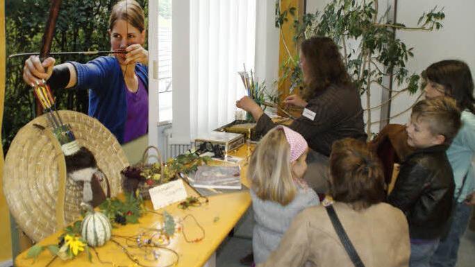 Wie selbst gedrehte Glasperlen entstehen, faszinierte besonders Kinder an diesem Stand im Umweltbildungszentrum.