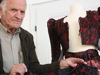 Werner Gimperlein zeigt einen Teil der Kleidungsstücke, die er dem Städtischen Museum Kitzingen geschenkt hat. Foto: Sabine Paulus