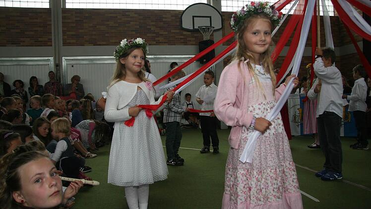 Achtung Verwicklungsgefahr: Aber die Erst- und Zweitklässler schafften es, dass am Ende alle Bänder wieder ohne Knoten vom Bänderbaum hingen.