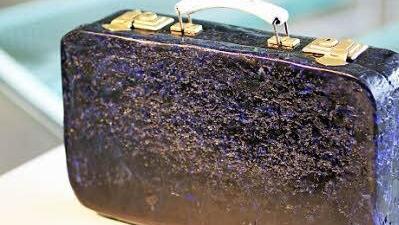 Sebastian Richters Objekt "Kaaba to go" (2007) war mehr als vier Jahre als Leihgabe im Glasmuseum Rosenau zu sehen.