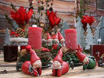 Viel Rot, viel Natur - und dazwischen witzige kleine Figuren. Foto: Daniela Röllinger