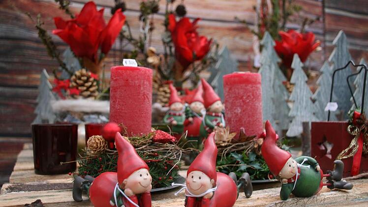 Viel Rot, viel Natur - und dazwischen witzige kleine Figuren. Foto: Daniela Röllinger