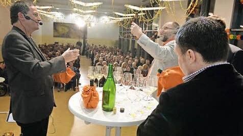 Hans-Jürgen Burdack (rechts) gibt Wolfgang Dünnebier (links) eine Flasche "Dünnebier" aus. Fotos: Ronald Rinklef