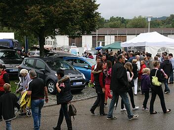 Trotz des regnerischen Wetters flanieren die Besucher über das Ausstellungsgelände. Foto: Richard Michels