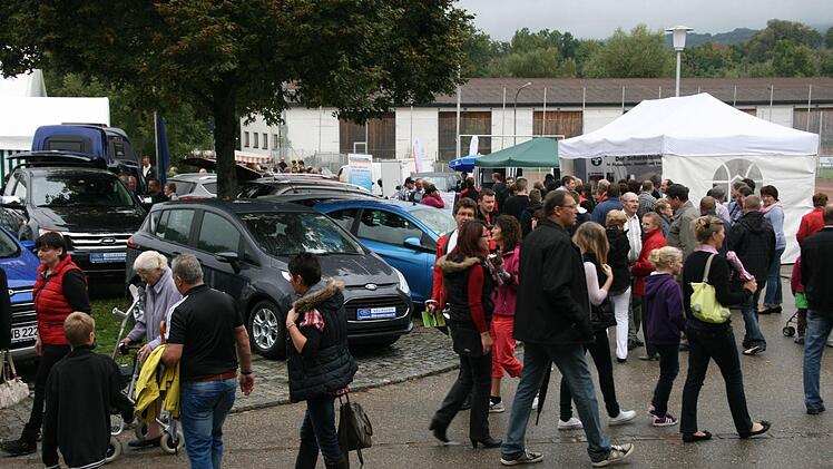 Trotz des regnerischen Wetters flanieren die Besucher über das Ausstellungsgelände. Foto: Richard Michels