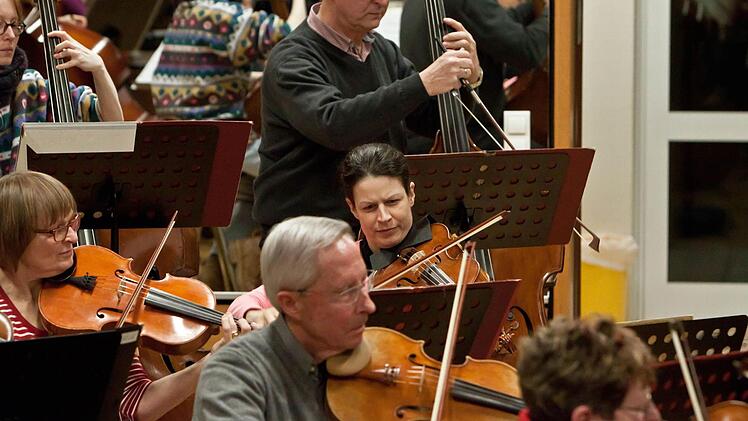 Unter Leitung von Hans Stähli probt das Orchester der "Musikfreunde Neustadt".Foto: Jochen Berger