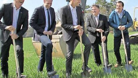 Der Spatenstich: (von links) Michael Möller (VR Bank), Bürgermeister Martin Bernreuther, Oke Hansen (VR Windpark Thurnau), Landrat Klaus Peter Söllner und Arne Henn (NewEn Projects).  Foto: Alexander Hartmann