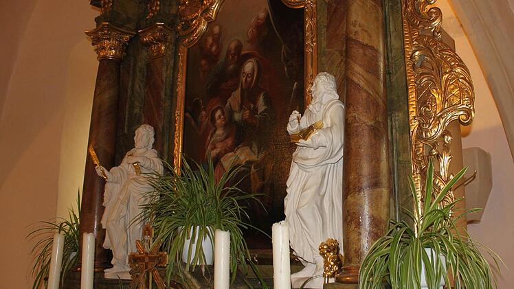 Das Hochaltarbild von Christoph Wilhelm Meuser aus Schney stammt aus dem Jahr 1740 und zeigt die "Heilige Anna, Maria lehrend". Foto: R. Popp