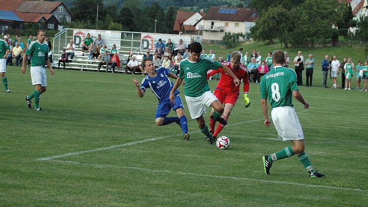 Szene aus dem Spiel des SV Riedenberg (grüne Trikots) gegen den TSV Münnerstadt (3:1). Foto: Sebastian Schmitt(