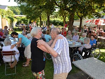 Gabriele Trinkl schwingt mit Andreas Gernet das Tanzbein. Foto: Ronald Rinklef