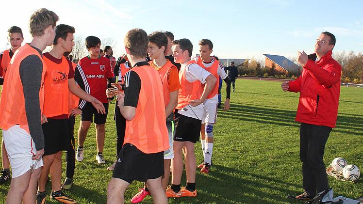 Schulleiter Horst Pfadenhauer schwört seine Jungs auf guten Fußball ein - und hofft, dass sie gewinnen