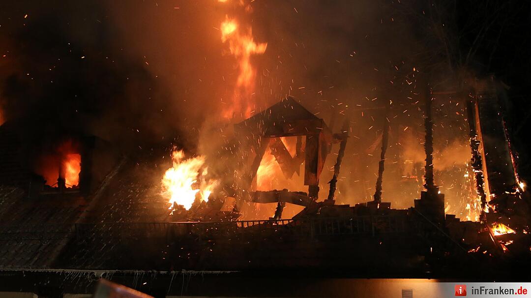Wohnhaus geht lichterloh in Flammen auf