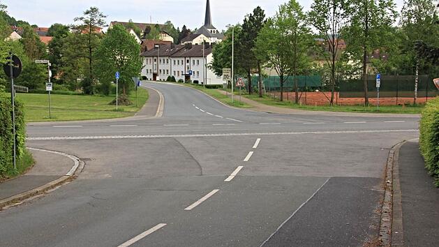 An der Coburger Stra&szlig;e (Querstra&szlig;e) soll im Bereich der Einm&uuml;ndungen Gymnasiumstra&szlig;e (hinten) und Albrecht-D&uuml;rer-Stra&szlig;e (vorne) vermutlich noch in diesem Jahr ein Kreisel entstehen.