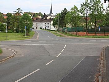 An der Coburger Straße (Querstraße) soll im Bereich der Einmündungen Gymnasiumstraße (hinten) und Albrecht-Dürer-Straße (vorne) vermutlich noch in diesem Jahr ein Kreisel entstehen.