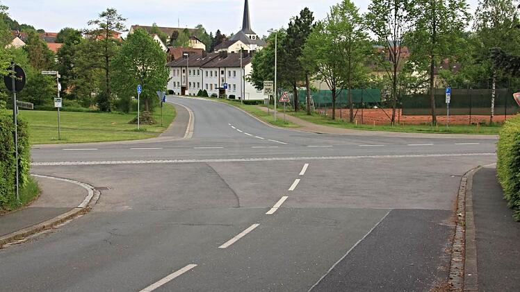 An der Coburger Straße (Querstraße) soll im Bereich der Einmündungen Gymnasiumstraße (hinten) und Albrecht-Dürer-Straße (vorne) vermutlich noch in diesem Jahr ein Kreisel entstehen.