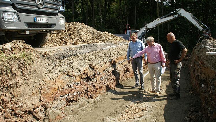 Die Amphibienbaustelle zwischen Fabrikschleichach und Karbach inspizierten gestern Bauoberrat Manfred Rott vom Staatlichen Bauamt (Mitte), Rauhenebrachs Bürgermeister Matthias Bäuerlein und Bauunternehmer Fritz Hegenwald (rechts).