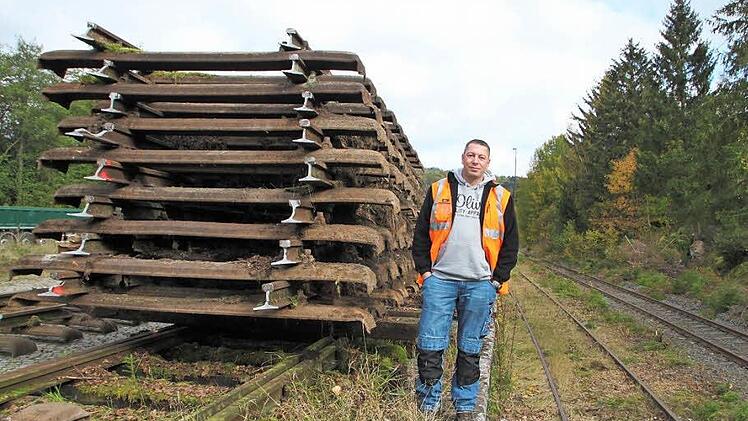 Fast vollendet: In Wildflecken ist Gleisrückbauer Timo Meißner schon weit gekommen.  Foto: Ulrike Müller