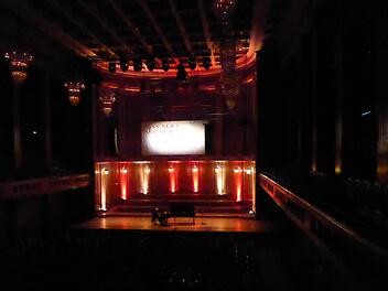 Im Blickpunkt, und doch kaum zu erkennen: Grigory Sokolov bei seinem Recital im monumental-stimmungsvollen Großen Saal. Fotos: Gerhild Ahnert