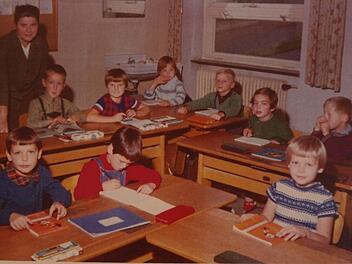 1967 wurden sie eingeschult, jetzt trafen sie sich wieder: (Im Bild) Schüler aus der 1. Klasse in Bad Brückenau mit Lehrerin "Fräulein Christ".Stephanie Elm