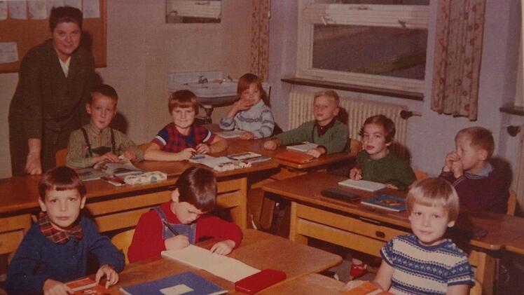 1967 wurden sie eingeschult, jetzt trafen sie sich wieder: (Im Bild) Schüler aus der 1. Klasse in Bad Brückenau mit Lehrerin "Fräulein Christ".Stephanie Elm