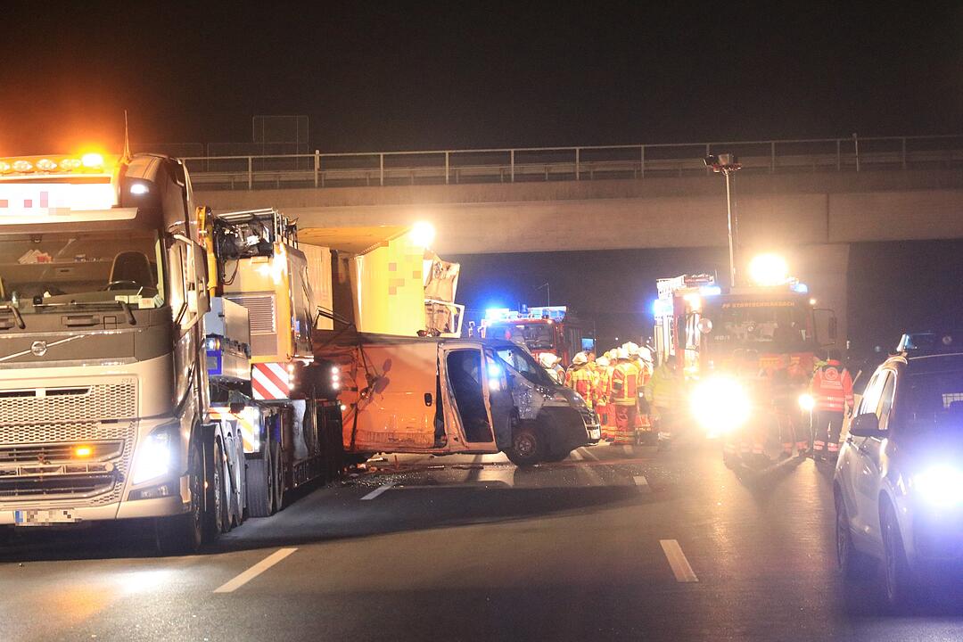 Zwei tödliche Unfälle auf der A3 in kurzer Zeit: Zwei Lkw rasen jeweils in Stauende